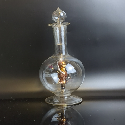 Графин, штоф с чёртиком внутри гутная техника, выдувная техника стекло, 21 см, винтаж времён СССР, 1950-1980 гг