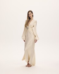 Платье с глубоким декольте и драпировкой