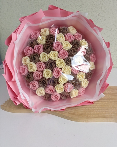 Букет 61 шоколадная роза