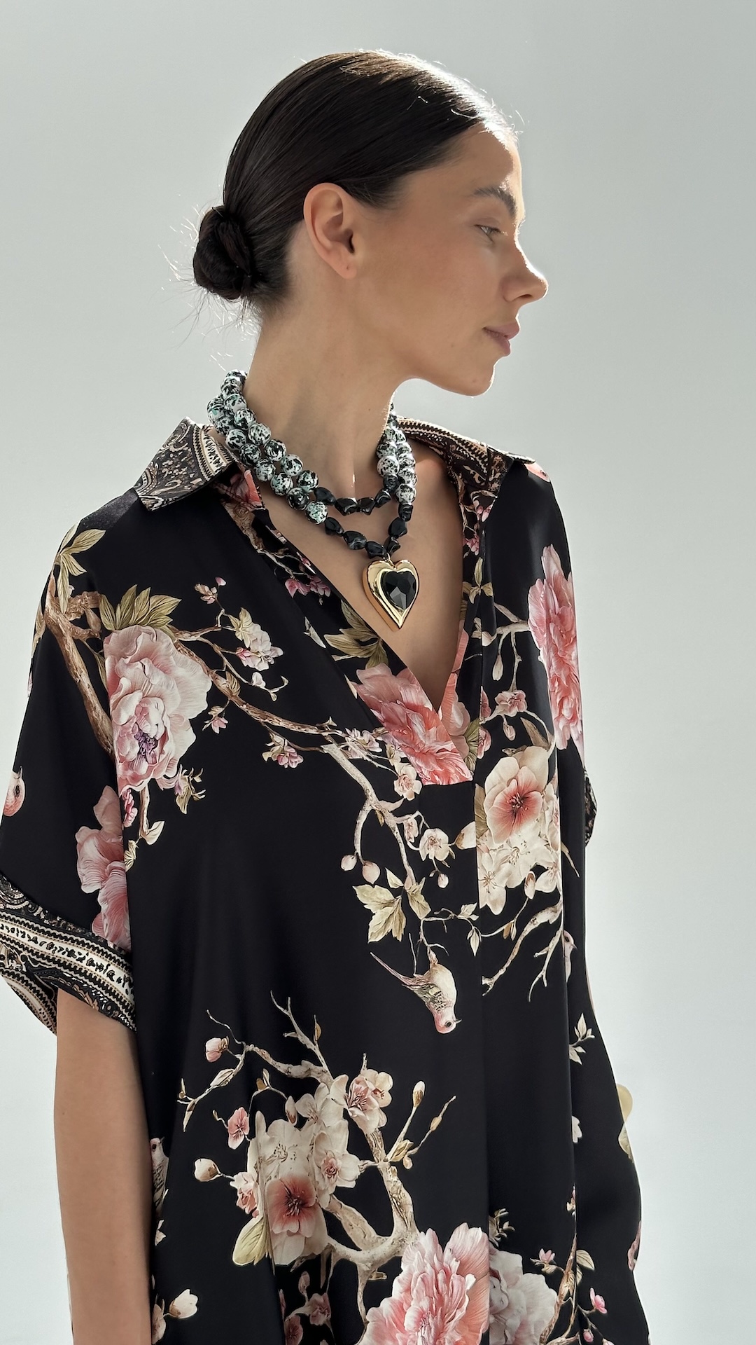 Платье свободного кроя из шелка и вискозы с магнолиями и пионами