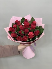 Букет 15 роз Кения 40 см в пленке розовые