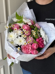 Букет сборный с кустовыми пионовидными розами,хризантемой и ромашкой