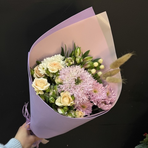 Букет-комплимент из хризантем, кустовой розы и альстромерии