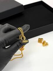 kole-cepochka-na-zamke-togl-loewe-s-logotipami