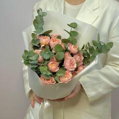 Монобукет из 5 кустовых пионовидных роз Джульетта и эвкалипта. Монобукет 070 Chalet Green