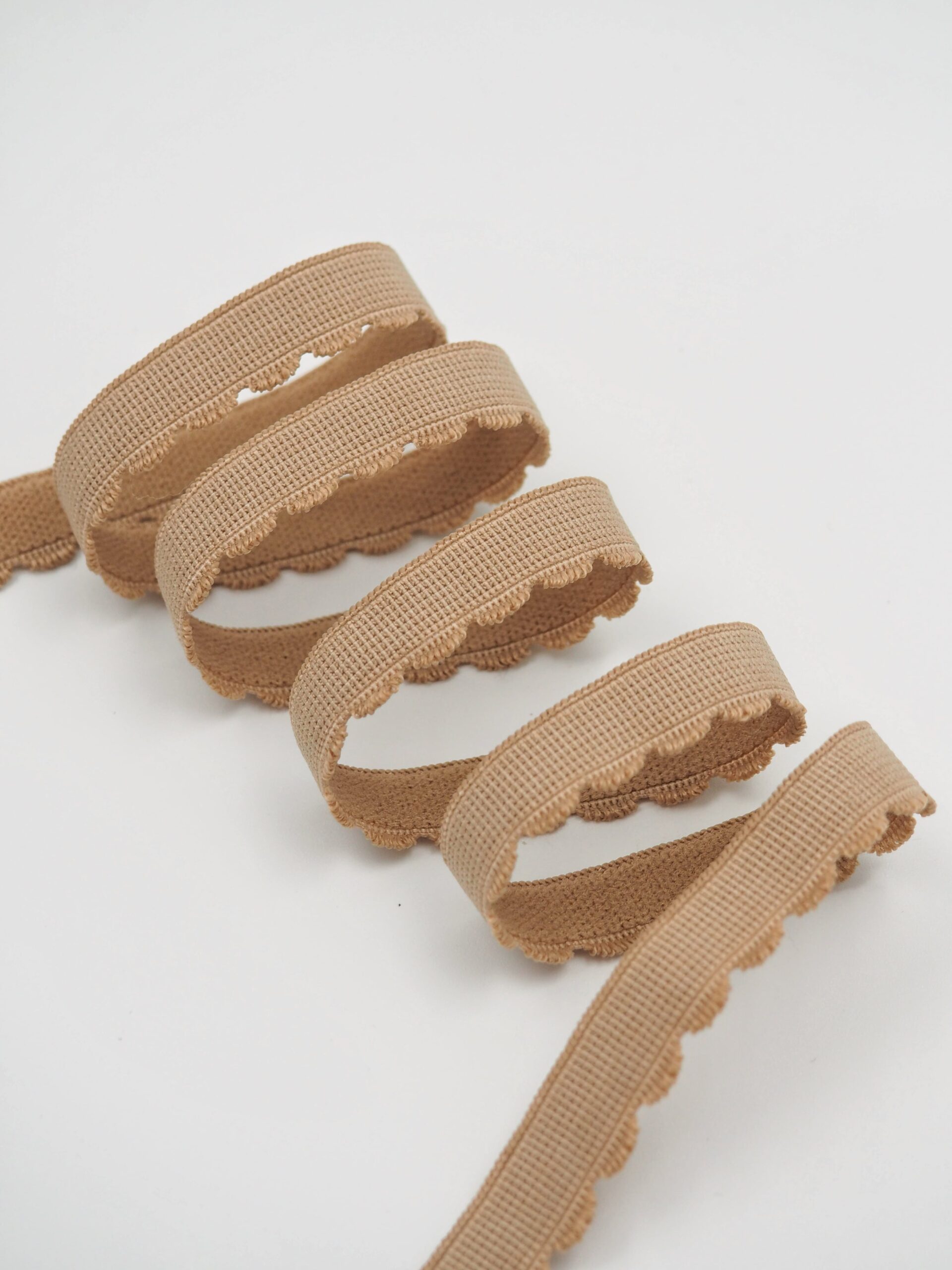 Резинка отделочная загорелая телесная ширина 12 мм с учетом фестона