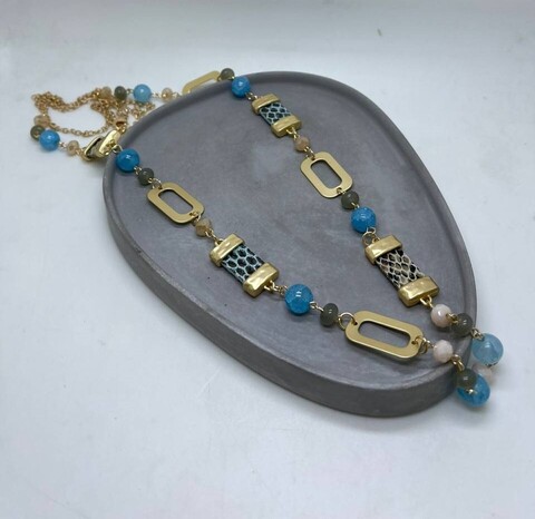 Ожерелье змеиное с голубыми бусинами