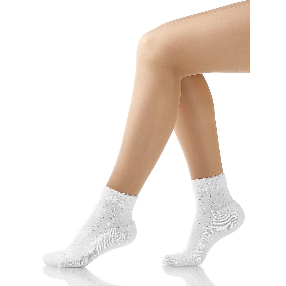 В черных носочках. Белые носки. Носки женские белые. Женские носки на ногах. Женские ноги в носочках.