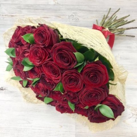 Букет из 29 красных роз (50 см) + зелень