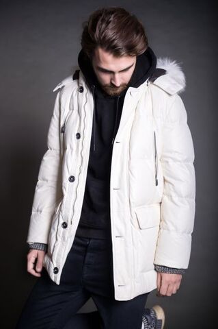 Мужской пуховик из кожи с меховой отделкой.