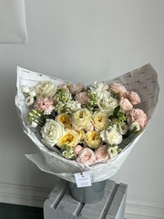 Букет из кустовых пионовидных роз, лизиантуса, одноголовых роз и маттиолы