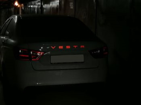 Орнамент (эмблема) светоотражающий VESTA в стиле Porsche (красный)