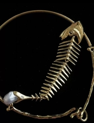 Колье обруч FISH с подвеской скелет рыбы с жемчужиной в стиле Schiaparelli