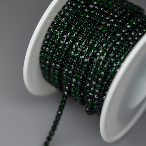 Стразовая цепь, 2мм, темно-зеленый кристалл в зеленых цапах
