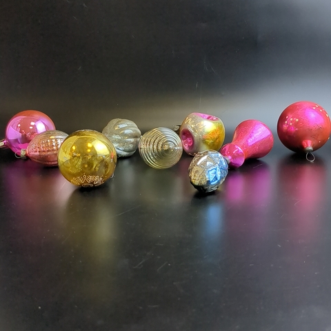 Ёлочные игрушки набор из 9 разных штук, колокольчик, шарики др, стекло, подвесные, винтаж времён СССР 1960-1980 гг. Советские ёлочные игрушки и украшения. Состояние и комплектация на фото.