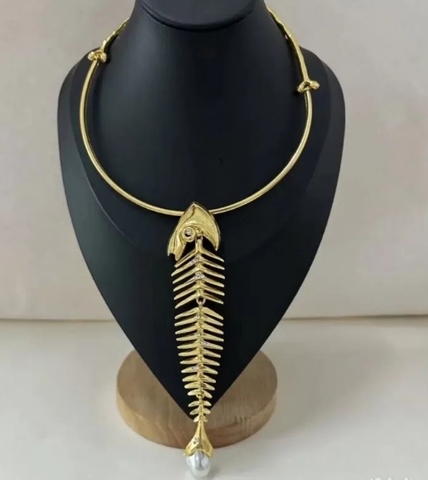 Колье обруч FISH с подвеской скелет рыбы с жемчужиной в стиле Schiaparelli
