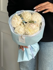 Авторский букет из пионов и оксипеталума