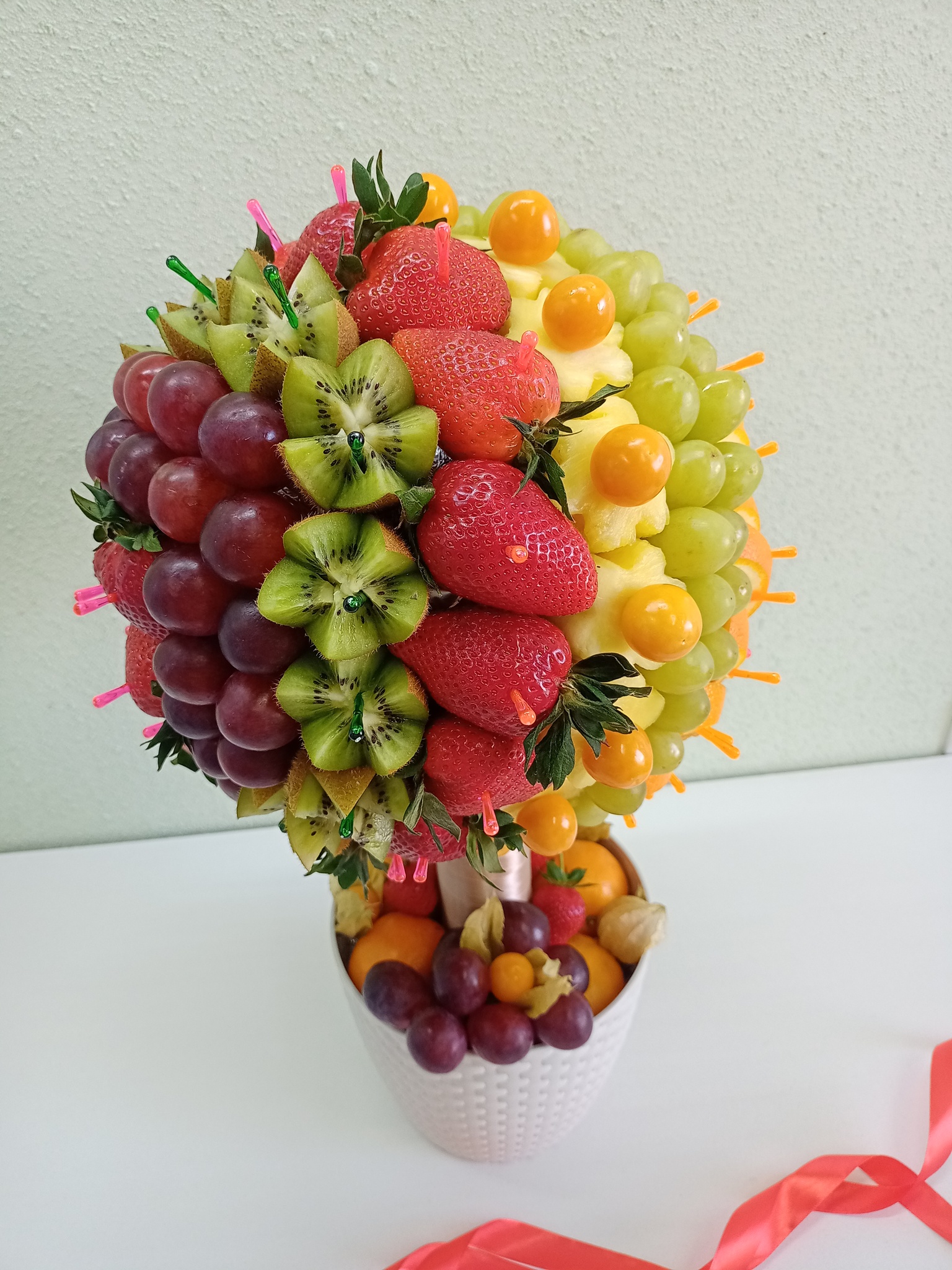 Учимся делать красивые декоративные топиарии из фруктов