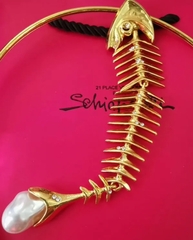 Колье обруч FISH с подвеской скелет рыбы с жемчужиной в стиле Schiaparelli