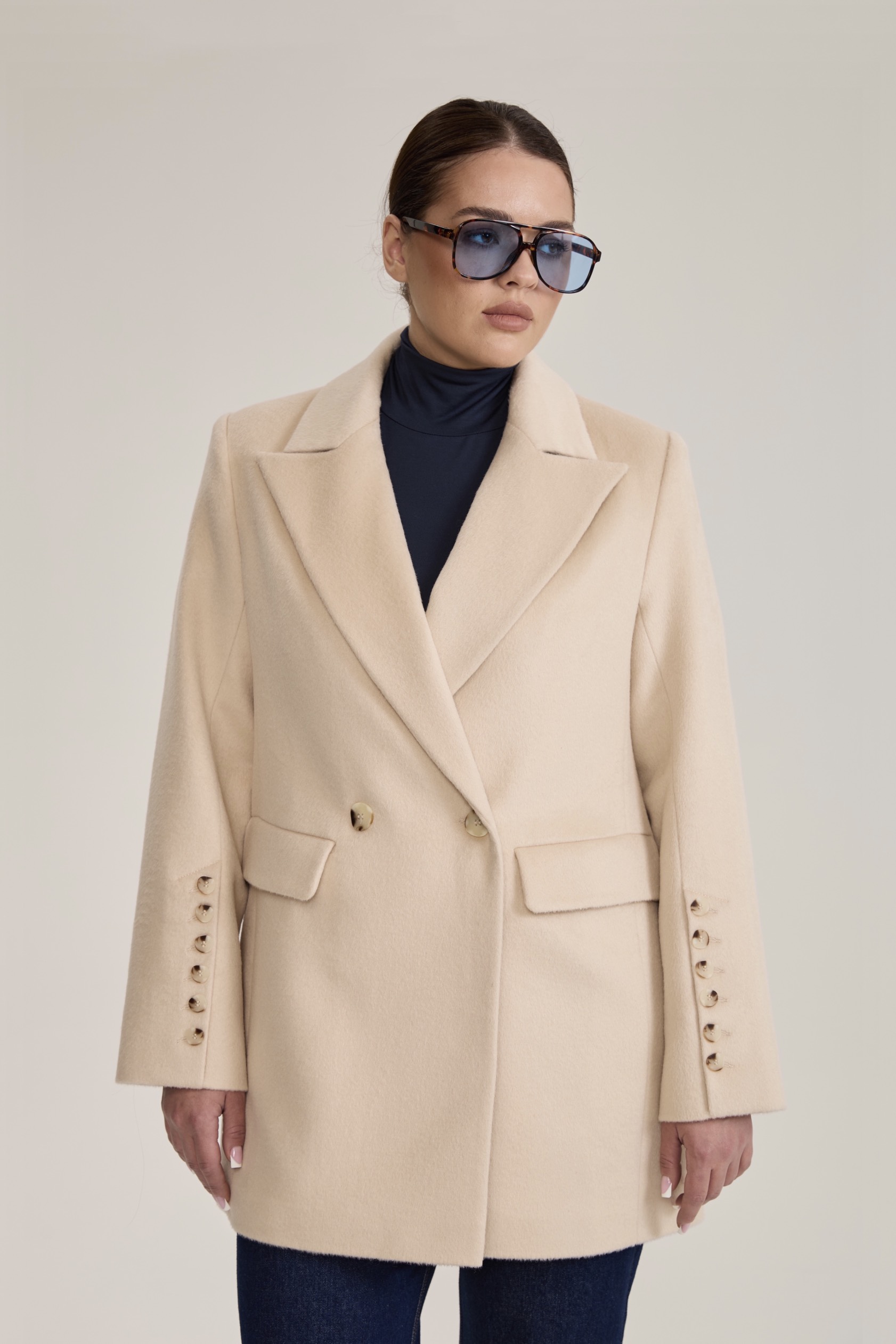 Пальто двубортное укороченное, сливочное