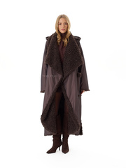 Утепленное шоколадное пальто с эко-мехом