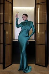 Платье со сборкой и шарфом