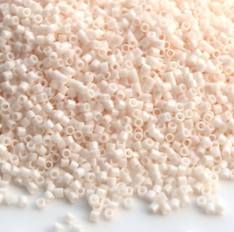 DBS-1490 Бисер цилиндрический Миюки делика 15/0 Непрозрачный бисквитно-белый /Miyuki delica 15/0 Opaque Bisque White