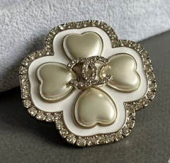 brosh-krest-vintazh-style-by-chanel-belyj-perlamutr