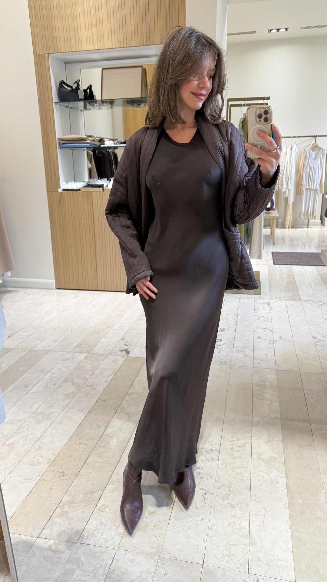 Платье с трикотажной резинкой на вырезе