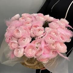 Большая корзина с розовыми ранункулюсами. Цветы в корзине 007 Chalet Green