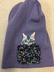 Зимняя шапка ANRU с котиком в кармашке - это стильный и теплый головной убор, который станет отличным дополнением к вашему гардеробу.