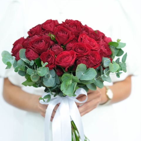 Букет из роз с эвкалиптом