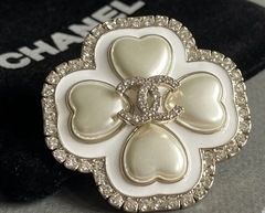 brosh-krest-vintazh-style-by-chanel-belyj-perlamutr