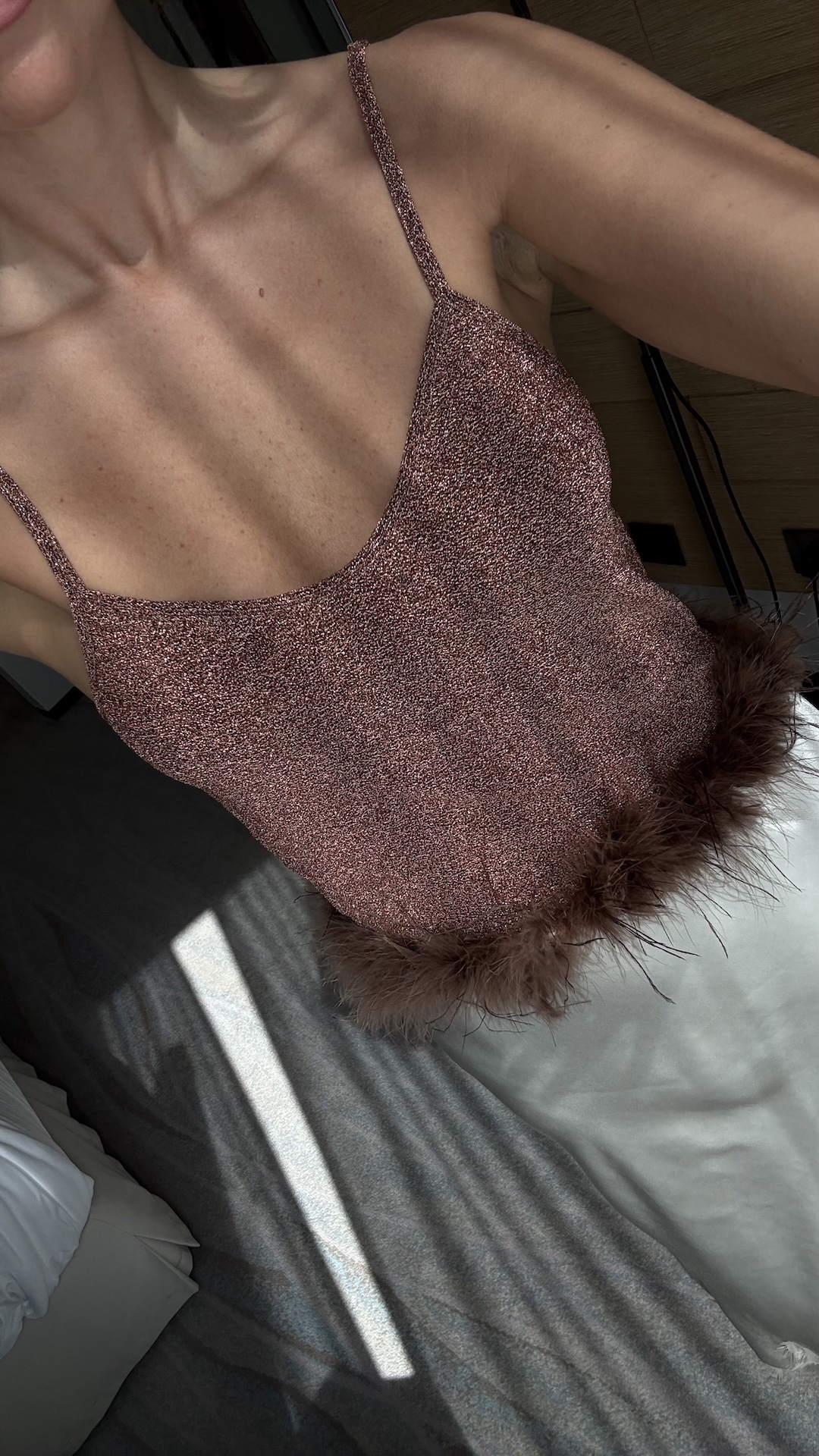 Топ с натуральными перьями