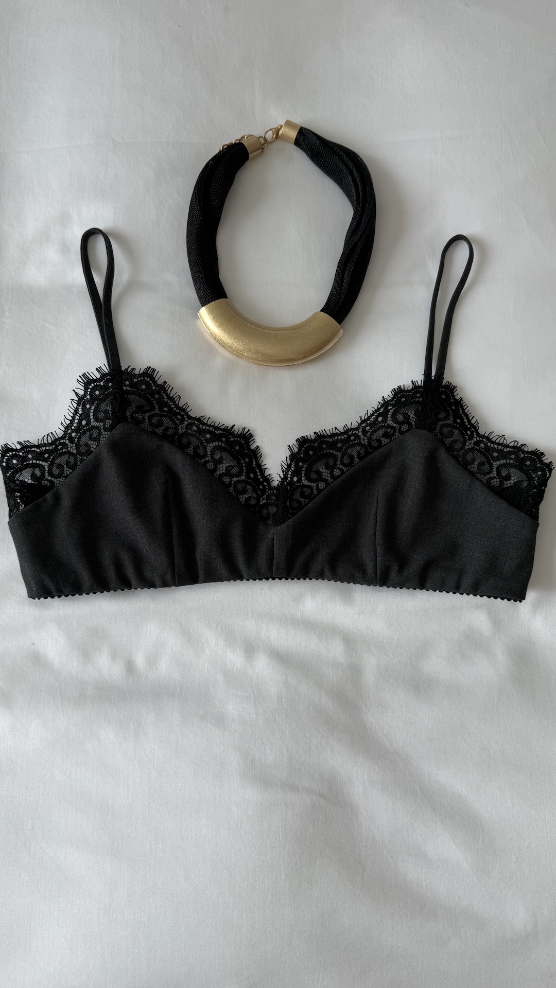 Чокер с латунной деталью на сетке