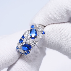 94012300-roskoshnoe-kolco-iz-serebra-s-sinimi-fianitami
