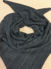 Треугольный шарф-косынка (темно-серый меланж)