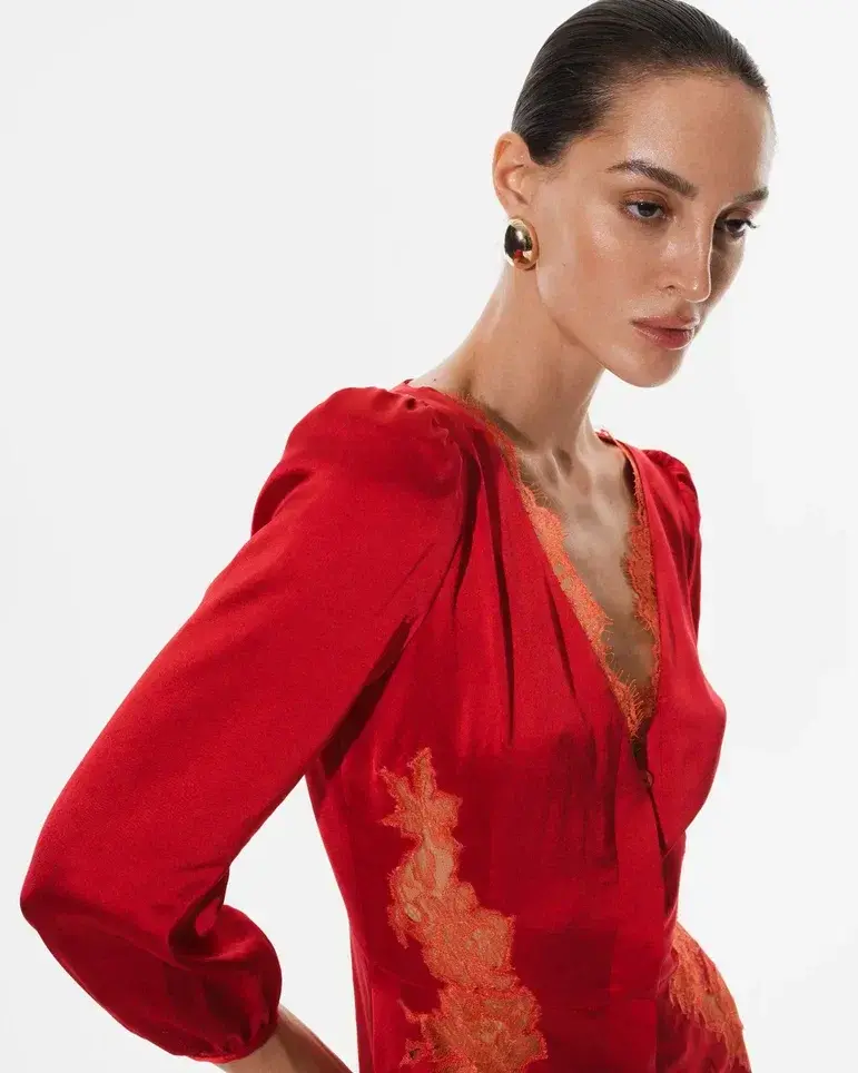 Платье с кружевными вставками на боках