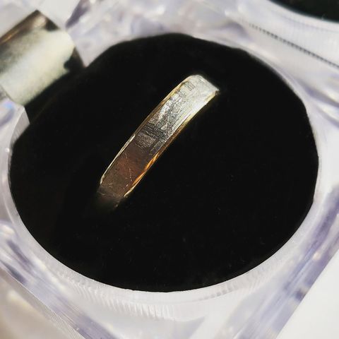 Золотые обручальные кольца с метеоритом Муонионалуста