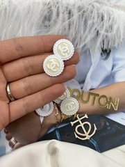 Пуговицы Шан. белые матовые с молочной эмалью