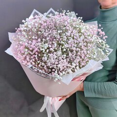 Букет с бело-розовыми гипсофилами