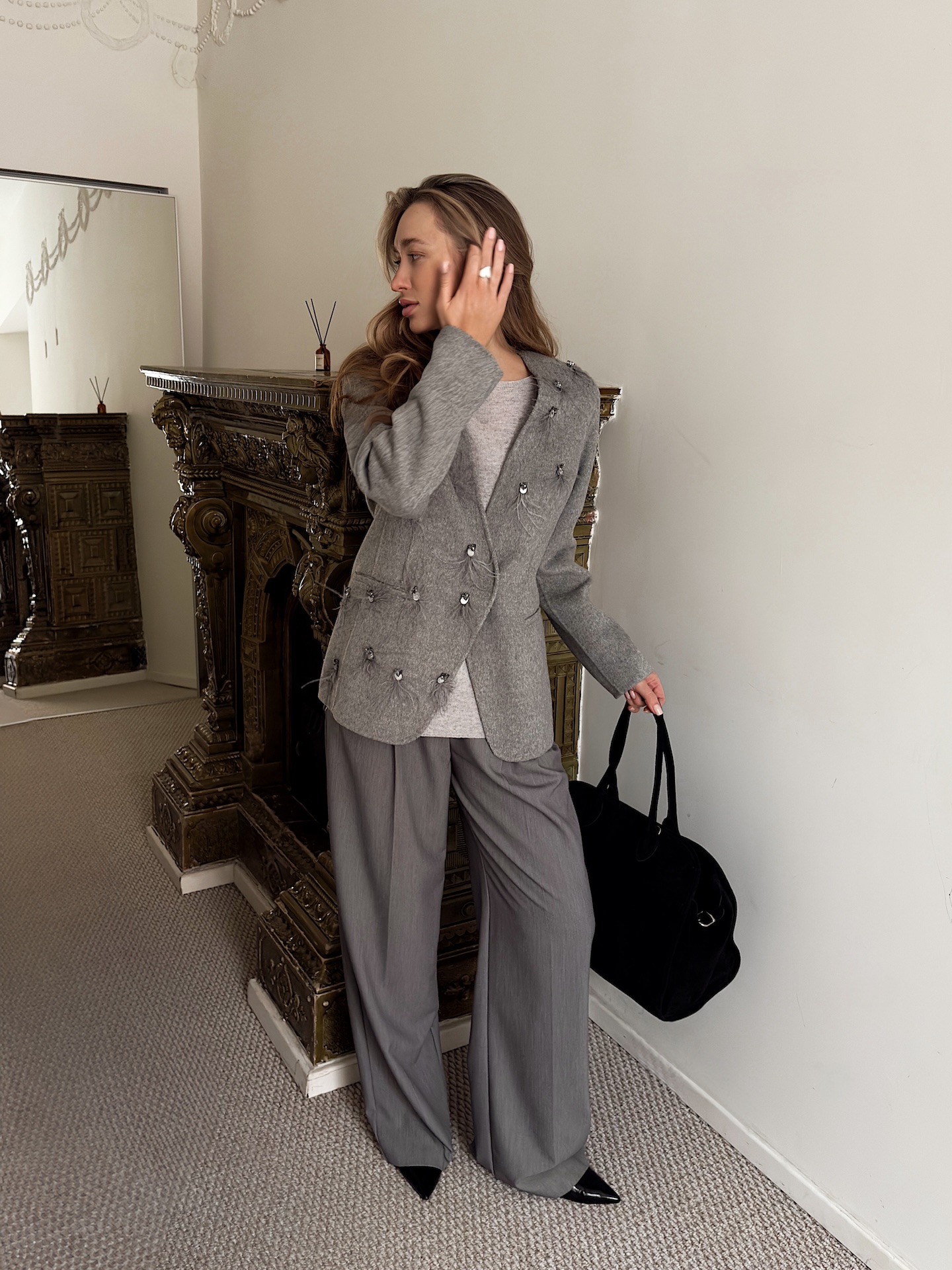 Пальто в стиле блейзера с декором из перьев