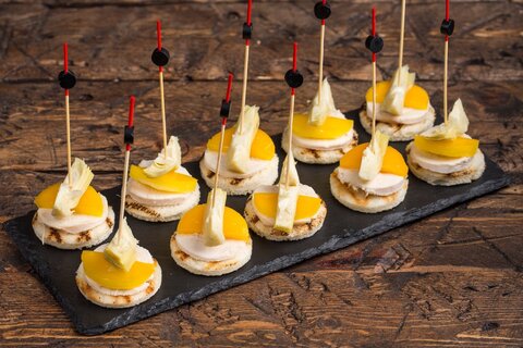 Канапе с куриным филе и артишоком, 20 шт.