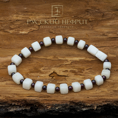 Авторский браслет из белого нефрита с гранатом