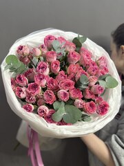 Монобукет с кустовыми пионовидными розами сорта "Натали"