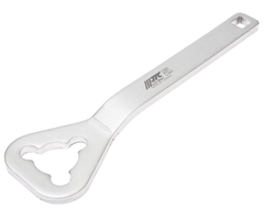 JTC-1326 - Приспособление для фиксации шкива насоса водяного (VW AUDI) L=250мм JTC -  
В конструкции ключа предусмотрена возможность его применения с воротком или трещоткой на 1/2&rdquo; применяется для надежной фиксации шкива водяного насоса от проворачивания. 
Общая длина: 250 мм. 
Ширина: 80 мм. 
Применение: Фольксваген (Volkswagen), Ауди (Audi).  
Габаритные размеры: 370/100/20 мм. (Д/Ш/В)  
Вес: 488 гр.