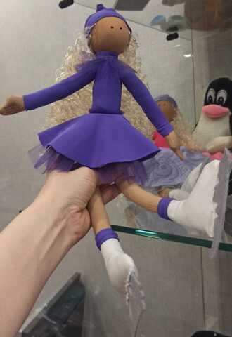 Кукла фигуристка в разных костюмах