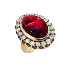 Кольцо золотое с бриллиантами и гранатом огранки кабошон