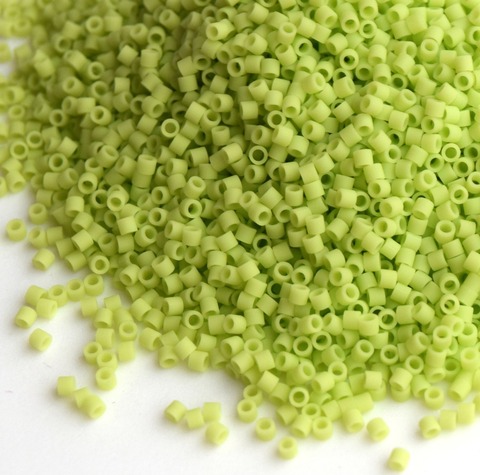 DBS-0763 Бисер цилиндрический Миюки делика 15/0 Салатовый матовый непрозрачный /Miyuki delica 15/0 Opaque Chartreuse Matted
