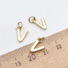 Подвеска Буква V, цвет золото, размер 12*8,5 мм, цена за 1 шт